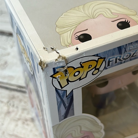 Funko Disney Frozen II Elsa 581 in Damaged Box - Picture 2 of 4